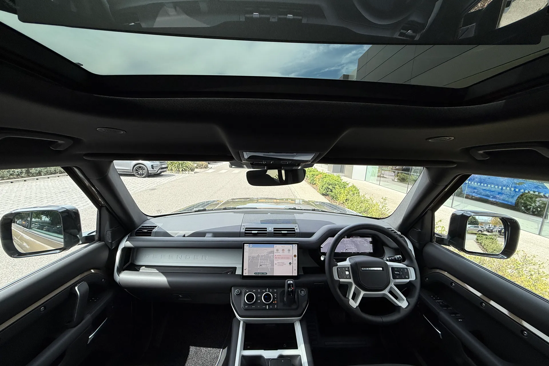 LAND ROVER Defender 130 thumbnail image number 3
