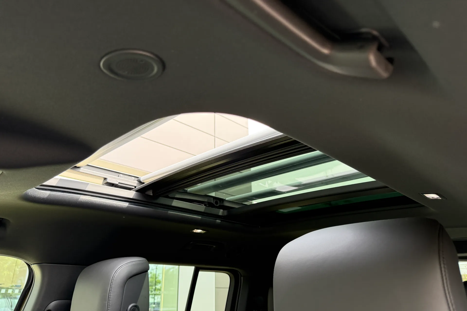LAND ROVER Defender 130 thumbnail image number 4