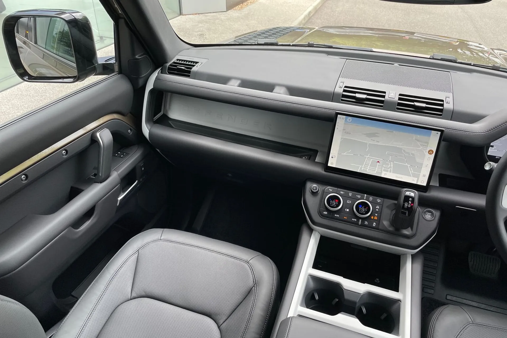 LAND ROVER Defender 130 thumbnail image number 20