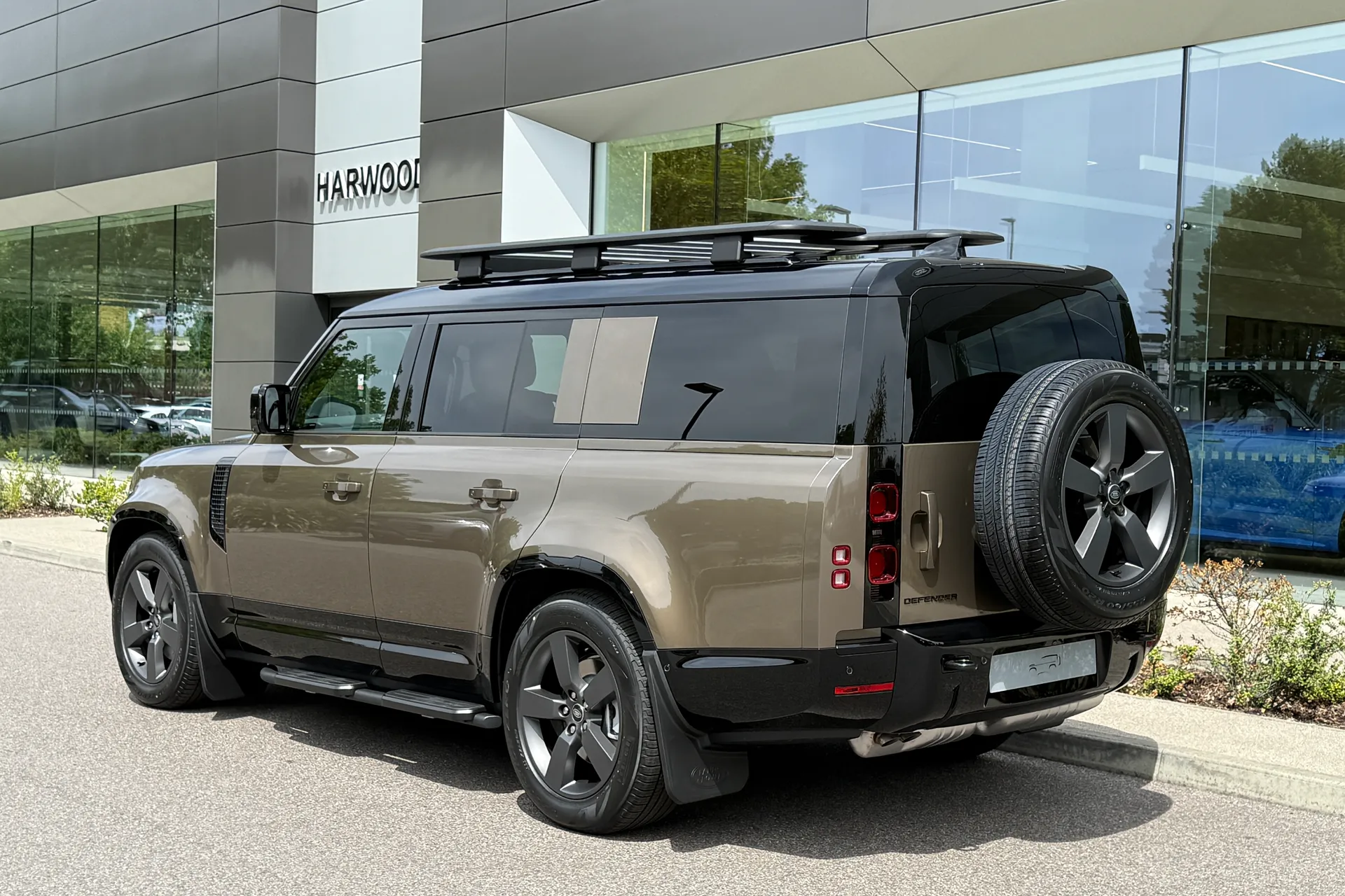 LAND ROVER Defender 130 thumbnail image number 16