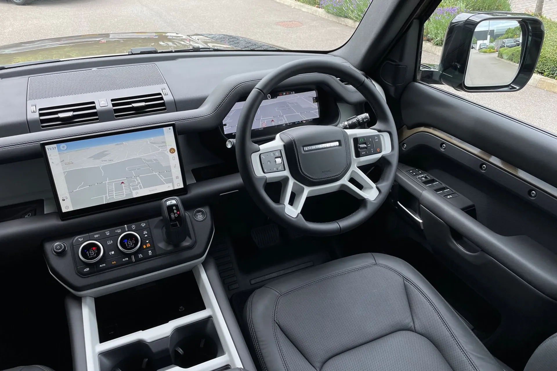 LAND ROVER Defender 130 thumbnail image number 26