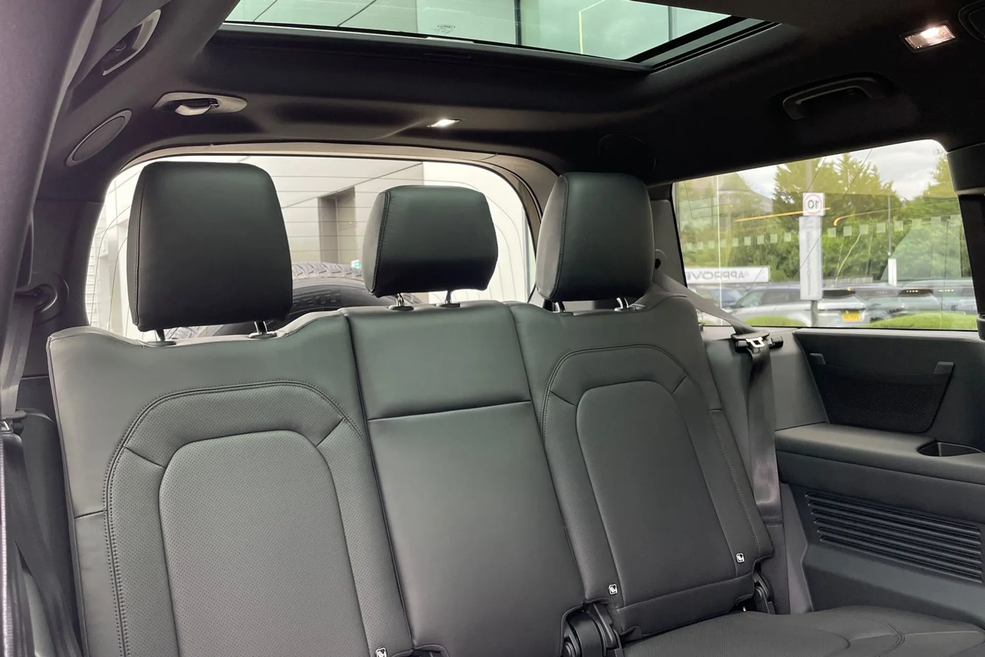 LAND ROVER Defender 130 thumbnail image number 38