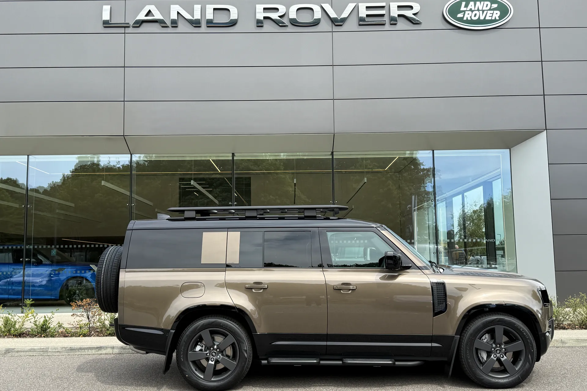 LAND ROVER Defender 130 thumbnail image number 2