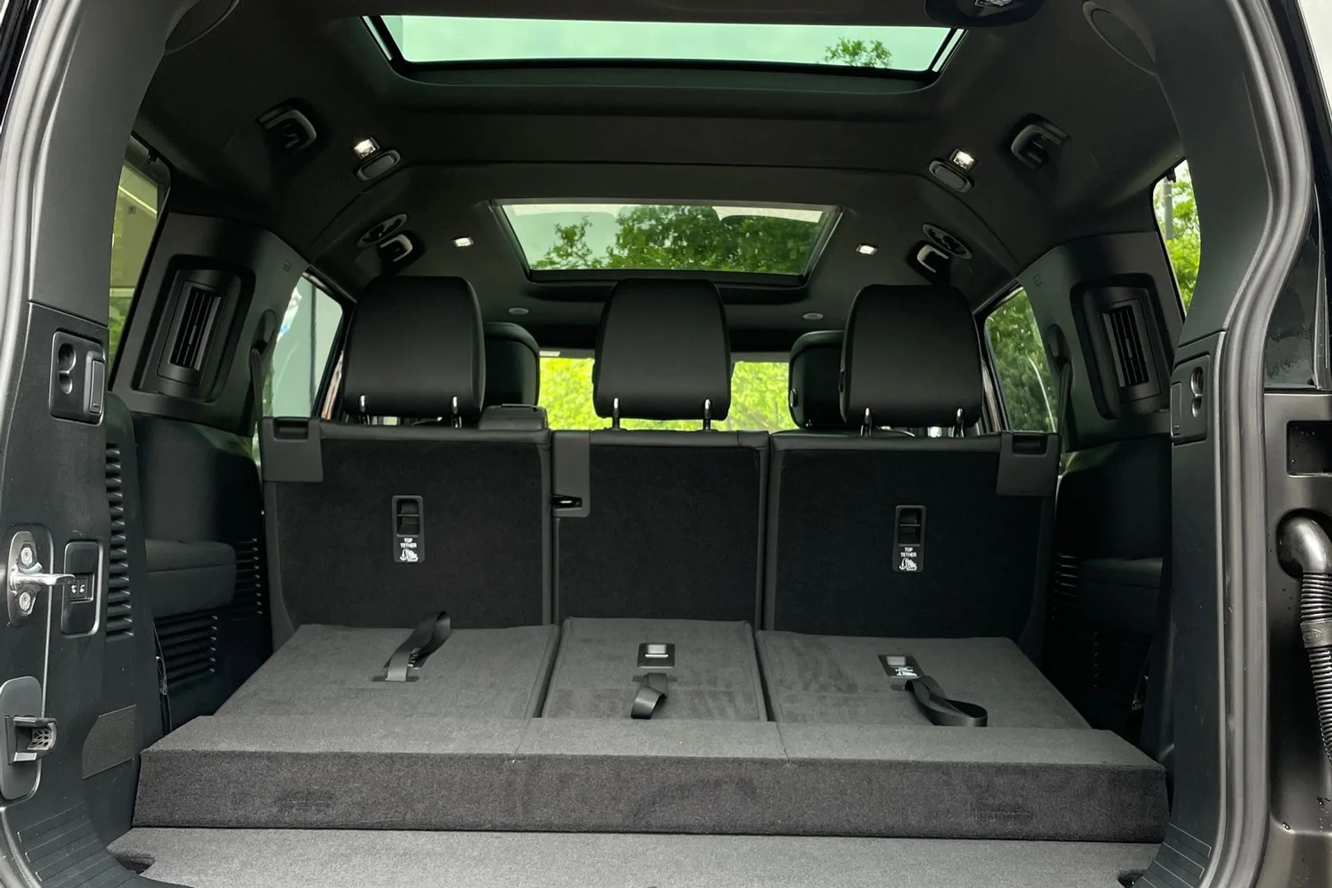 LAND ROVER Defender 130 thumbnail image number 35