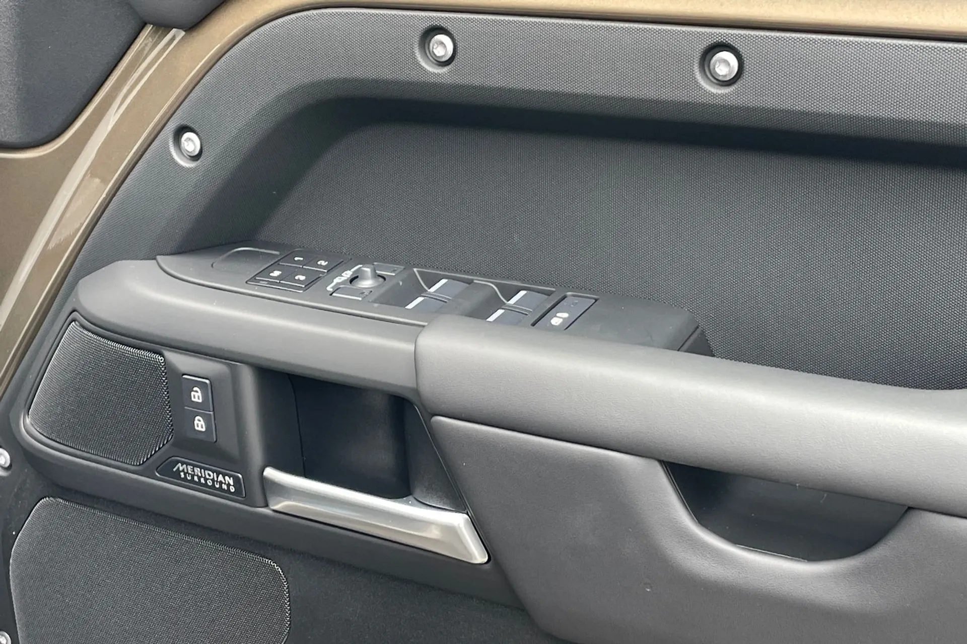 LAND ROVER Defender 130 thumbnail image number 27