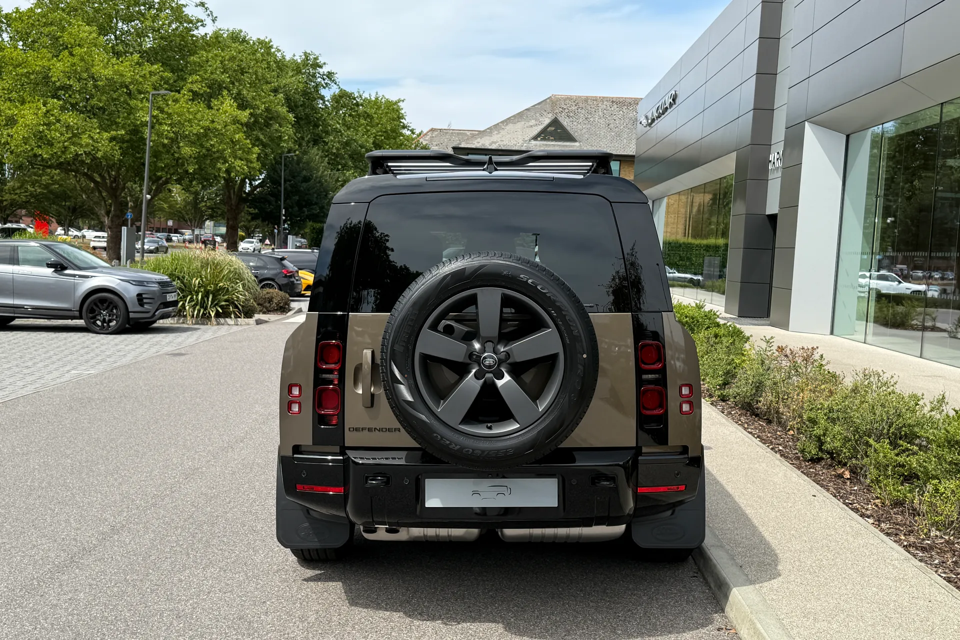 LAND ROVER Defender 130 thumbnail image number 15