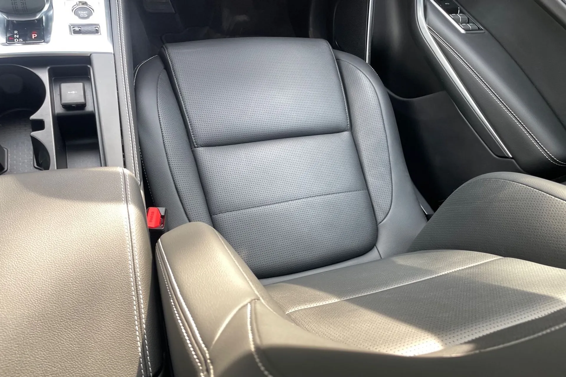 Jaguar F-PACE thumbnail image number 34
