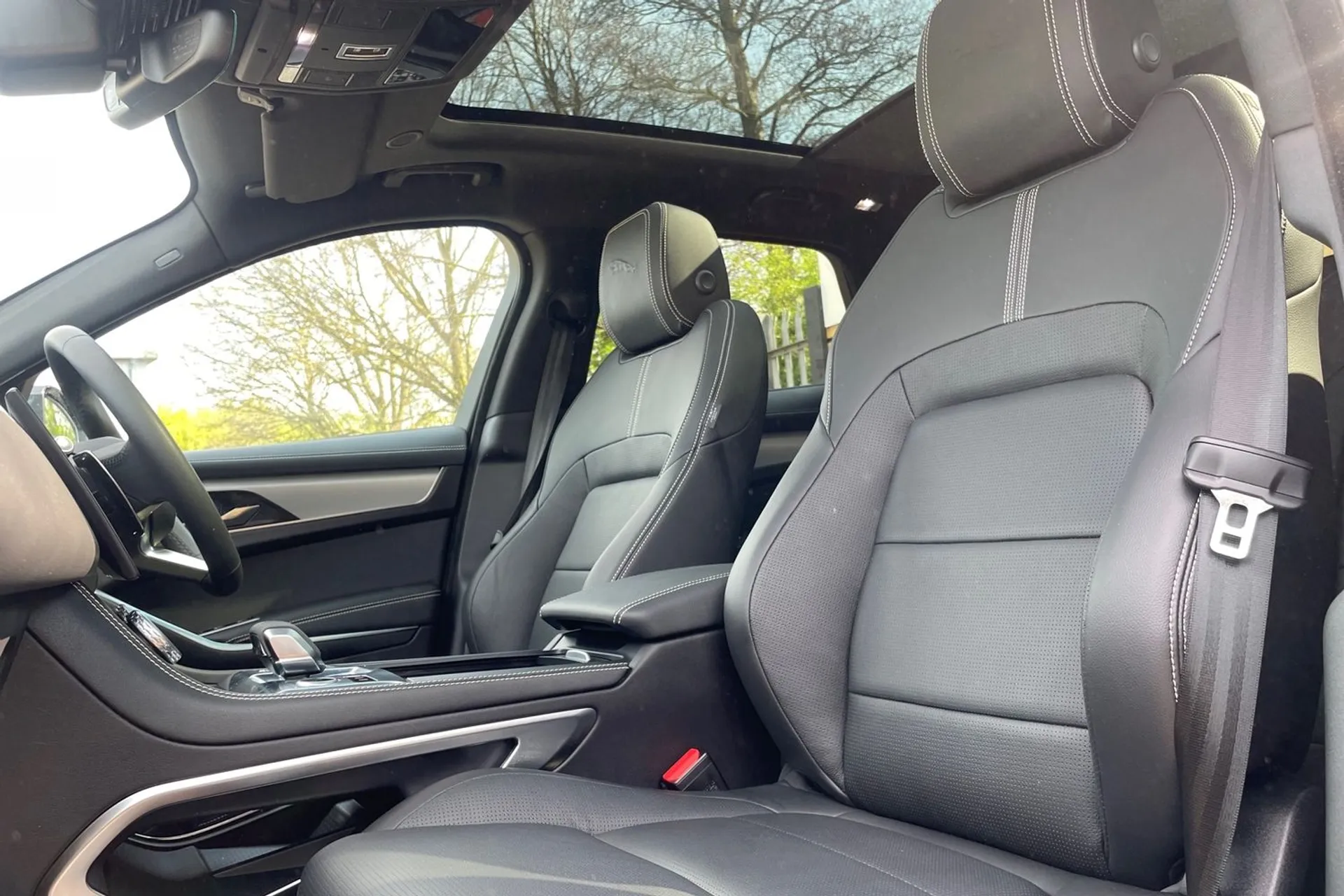 Jaguar F-PACE thumbnail image number 29