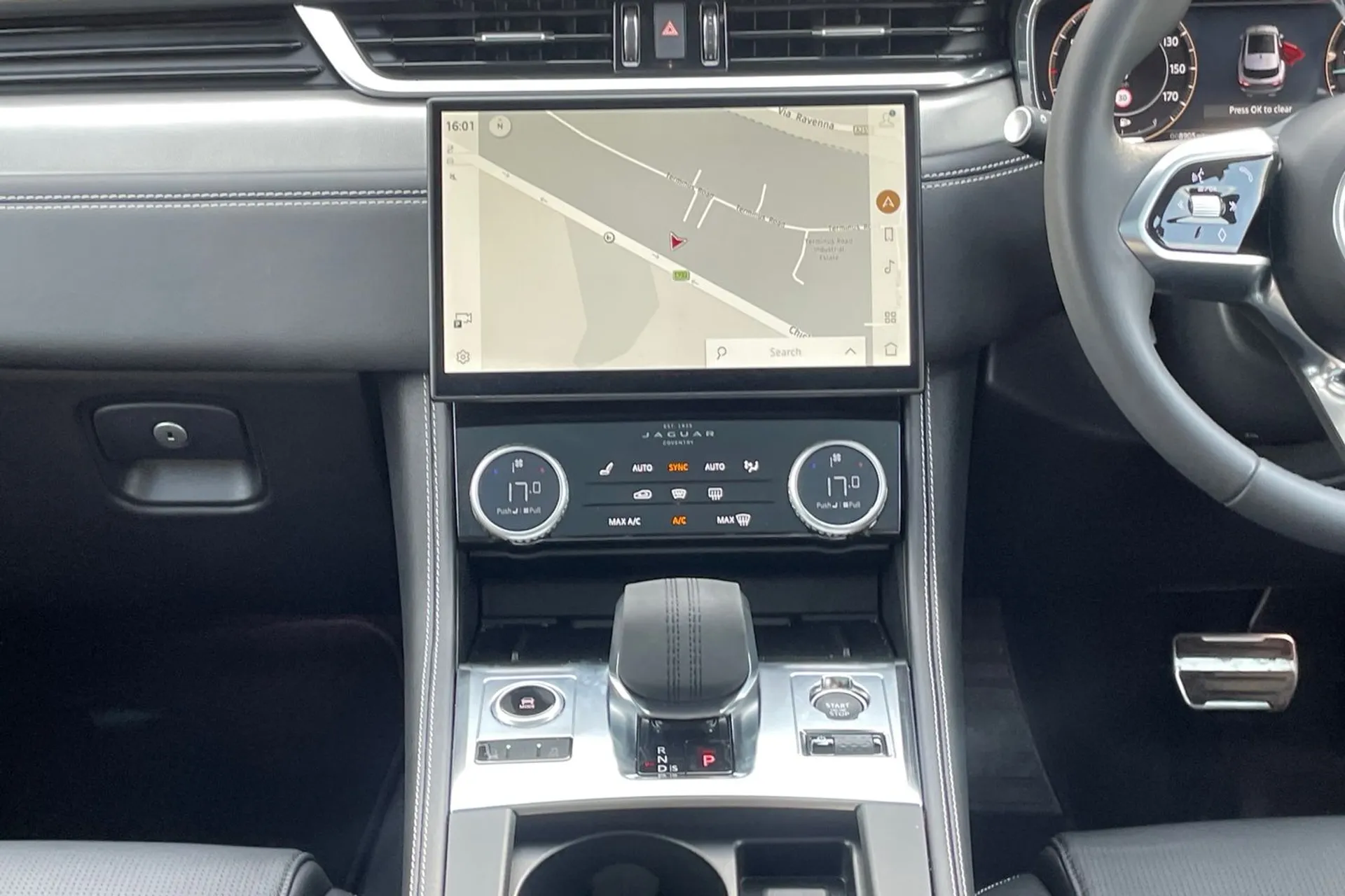 Jaguar F-PACE thumbnail image number 36