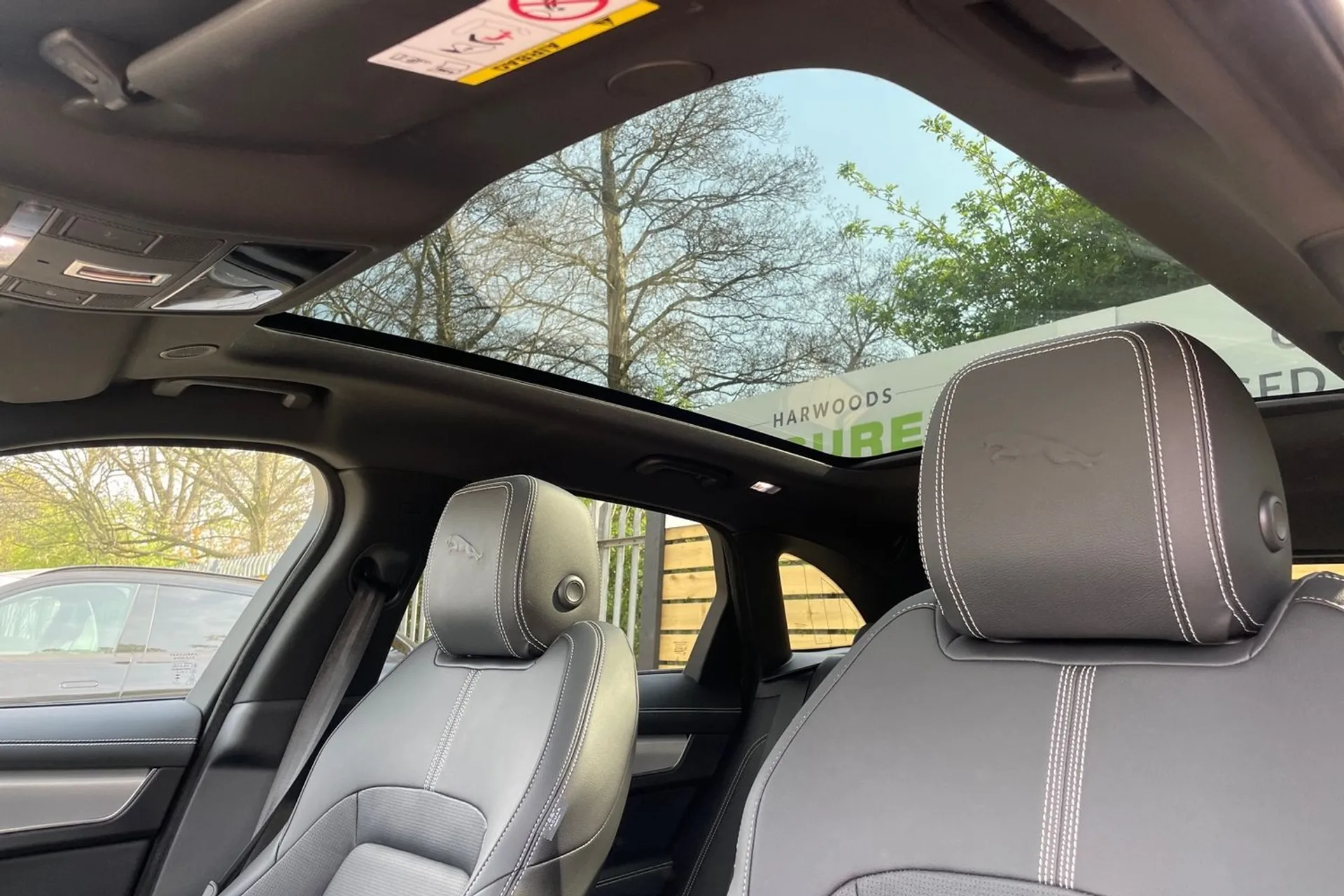 Jaguar F-PACE thumbnail image number 30
