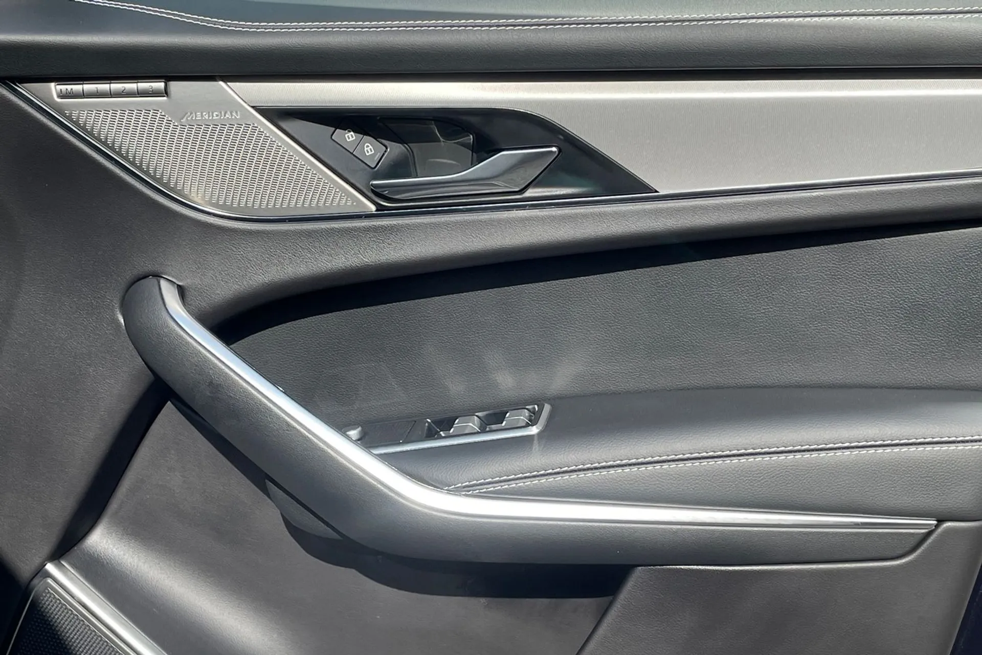 Jaguar F-PACE thumbnail image number 40