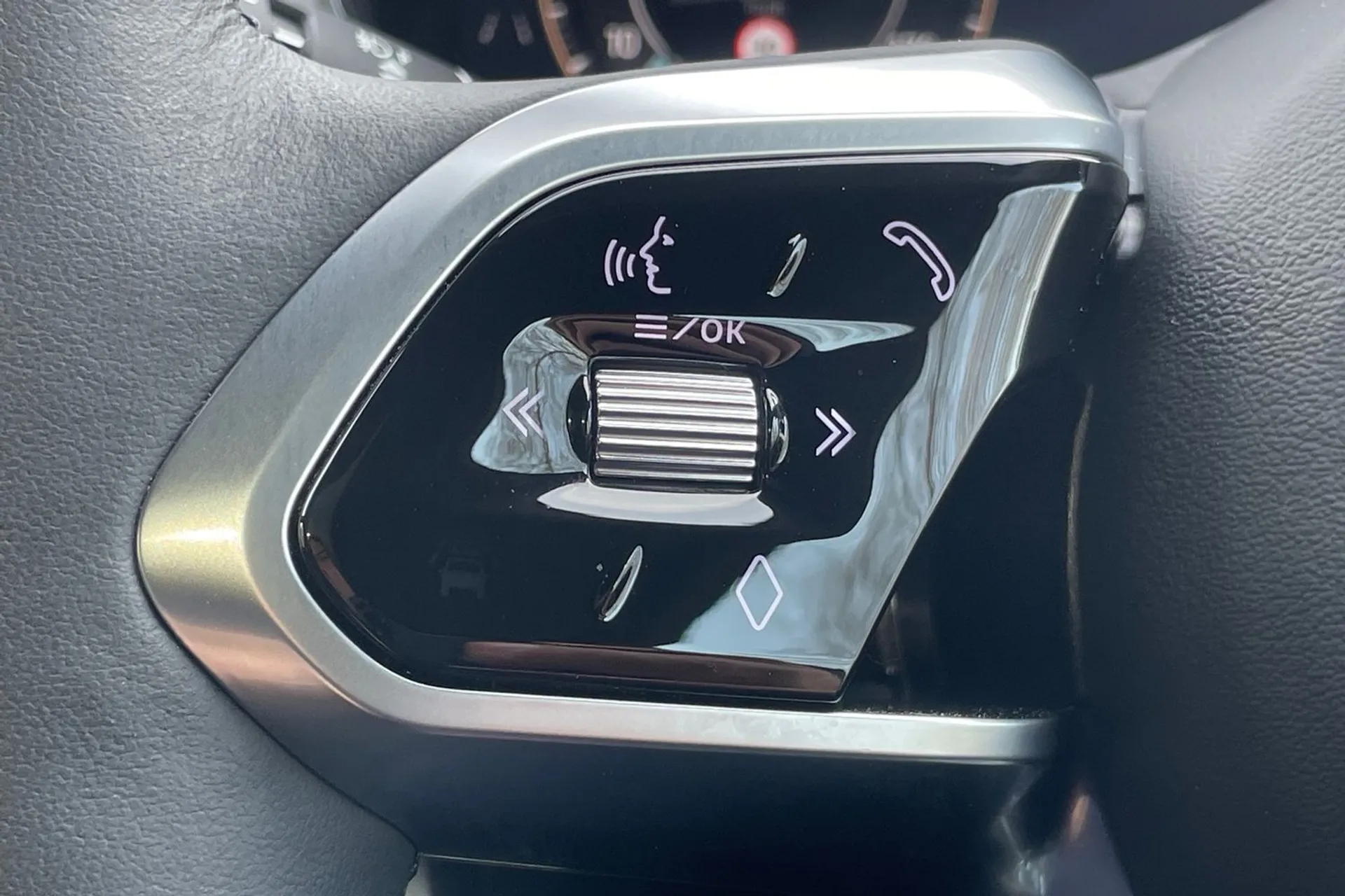 Jaguar F-PACE thumbnail image number 37
