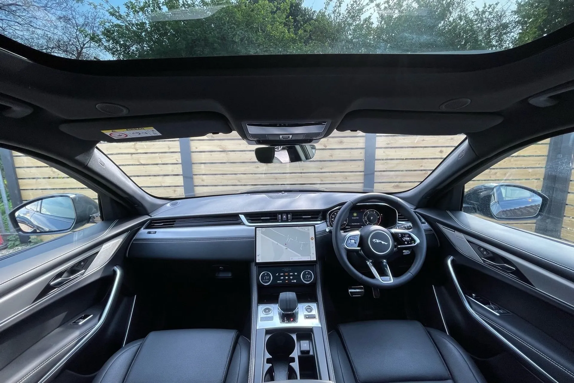 Jaguar F-PACE thumbnail image number 3
