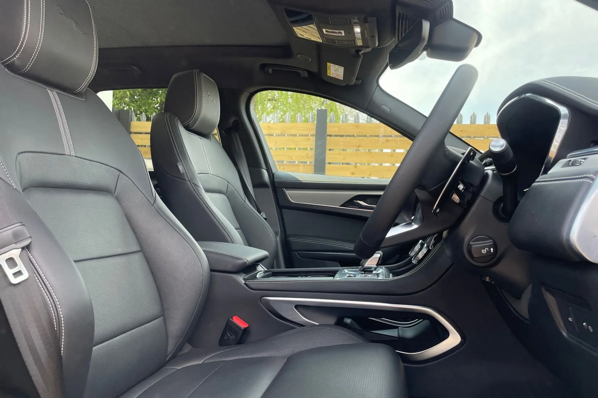 Jaguar F-PACE thumbnail image number 26