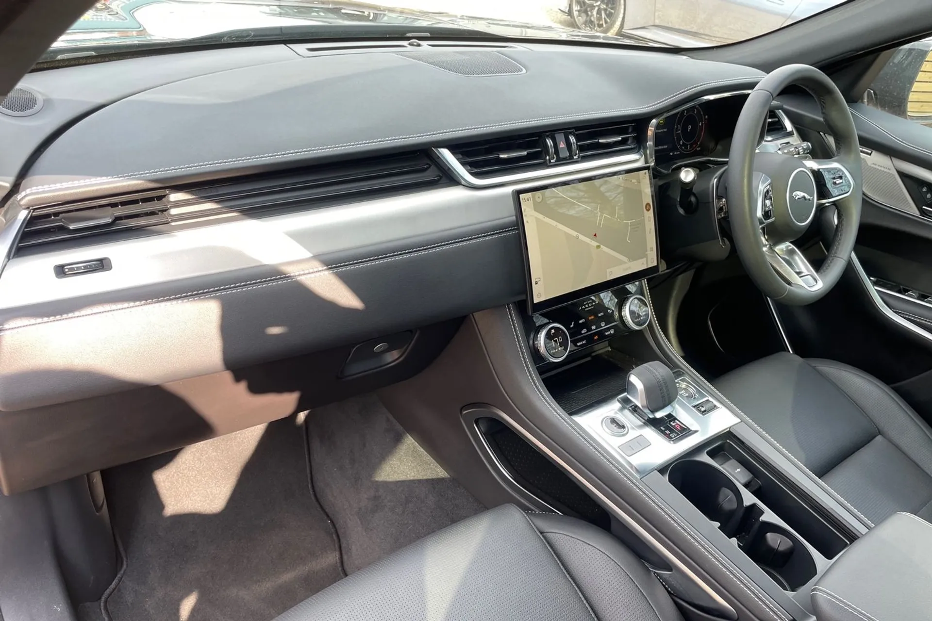 Jaguar F-PACE thumbnail image number 28