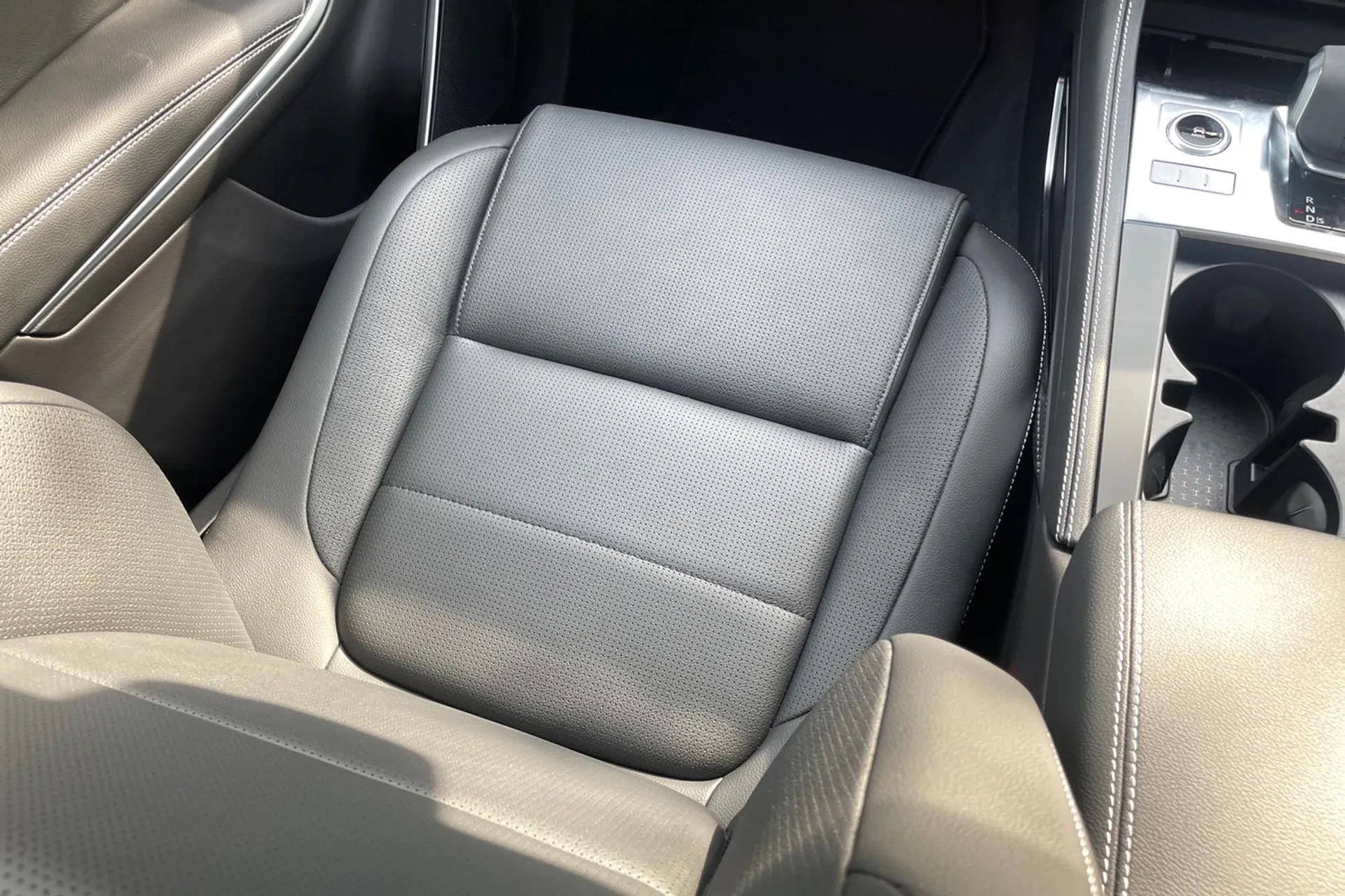 Jaguar F-PACE thumbnail image number 33
