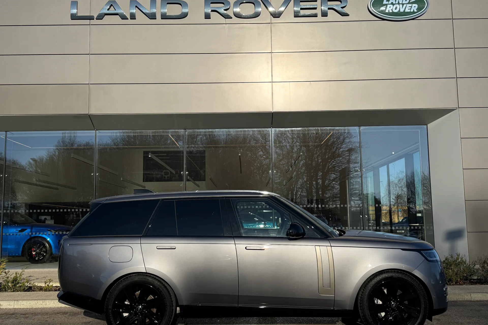 LAND ROVER RANGE ROVER thumbnail image number 2