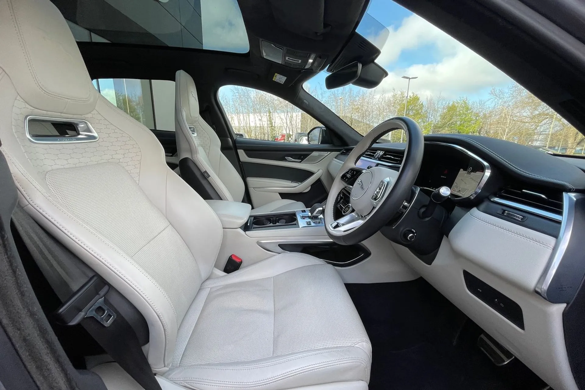 Jaguar F-PACE thumbnail image number 9