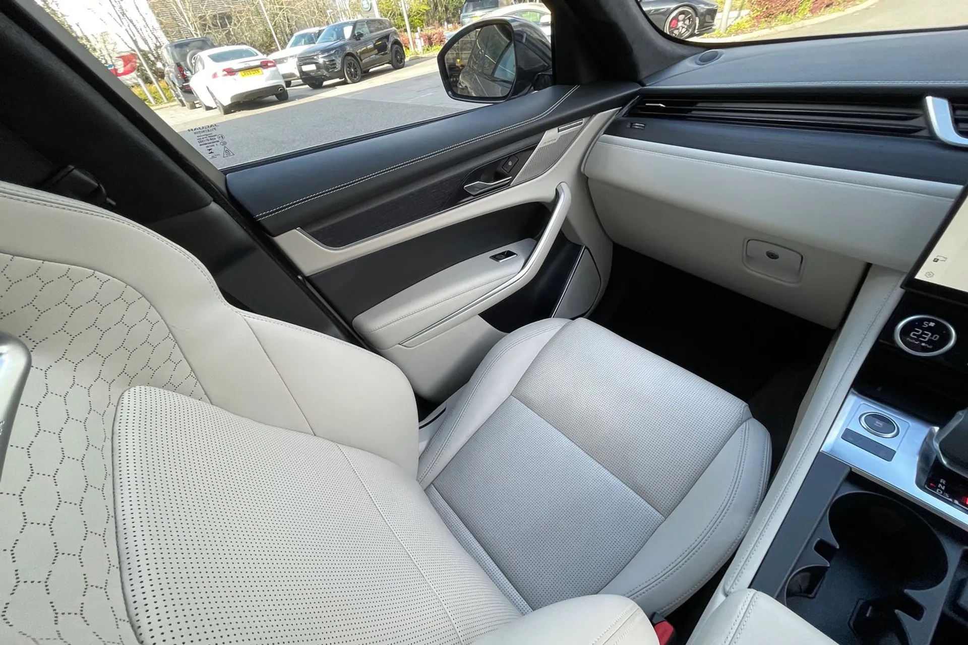 Jaguar F-PACE thumbnail image number 13
