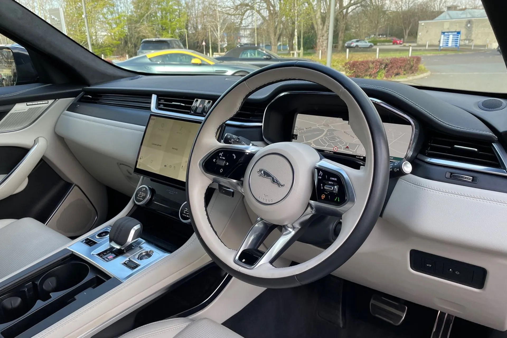 Jaguar F-PACE thumbnail image number 32