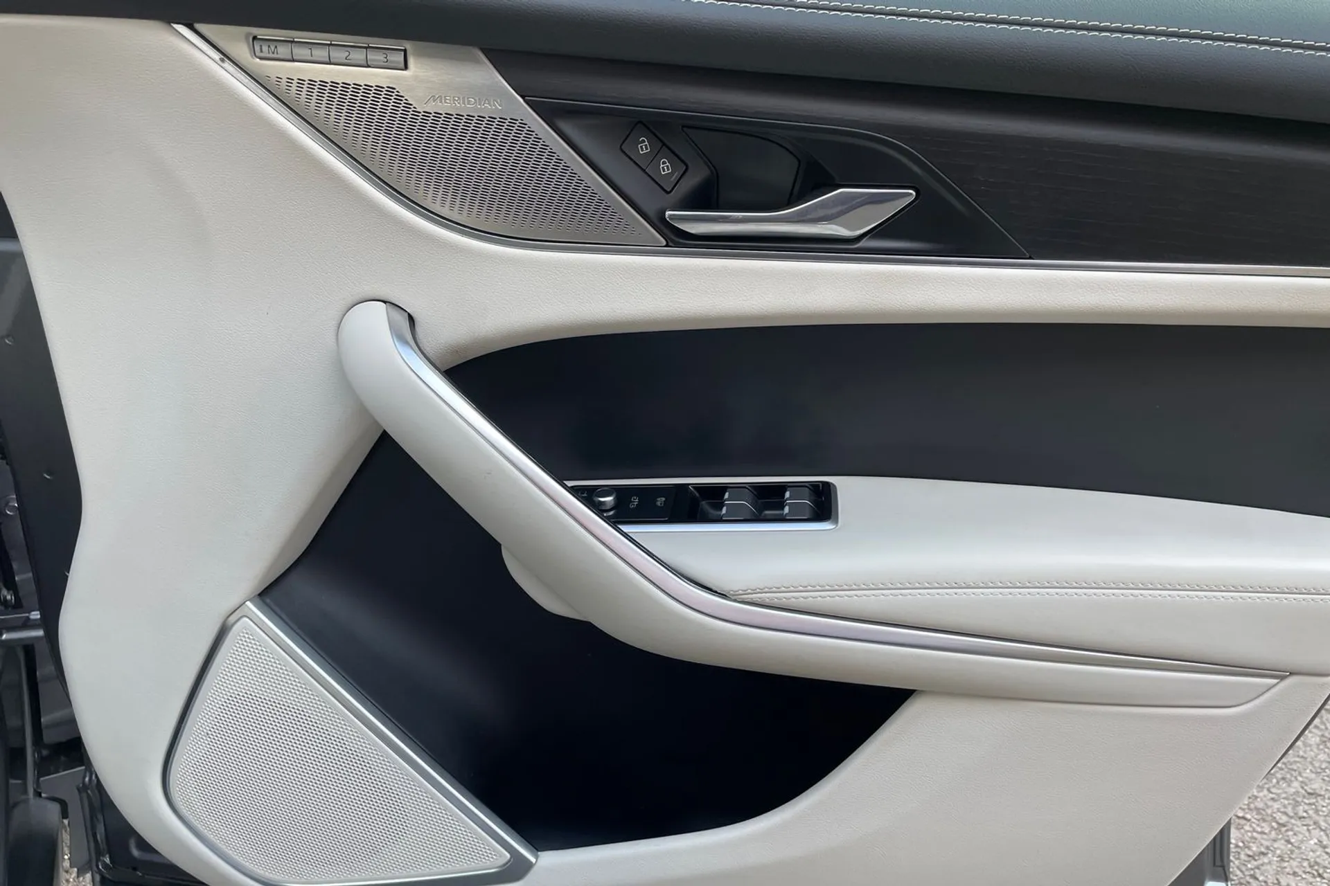 Jaguar F-PACE thumbnail image number 55