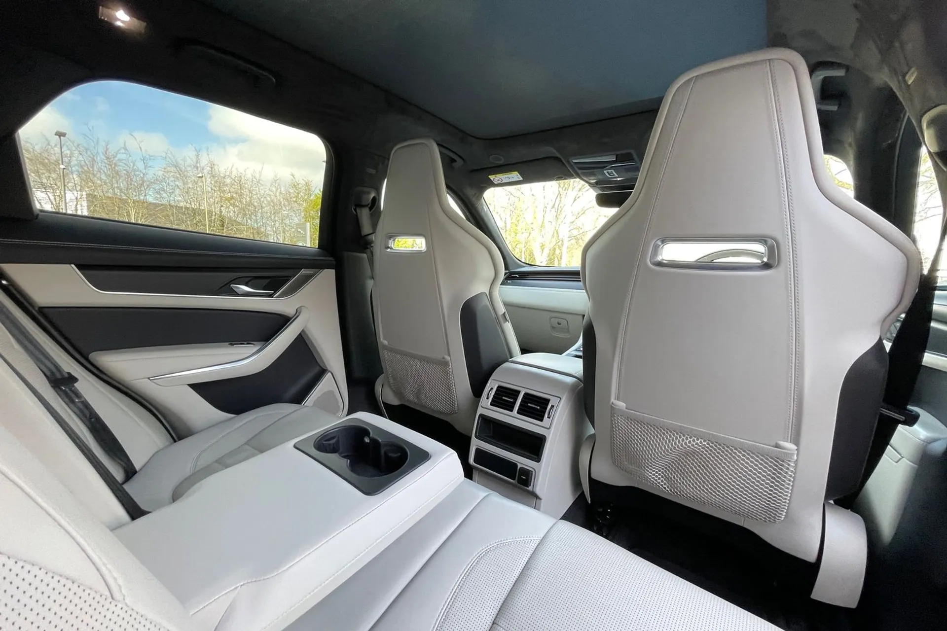 Jaguar F-PACE thumbnail image number 46