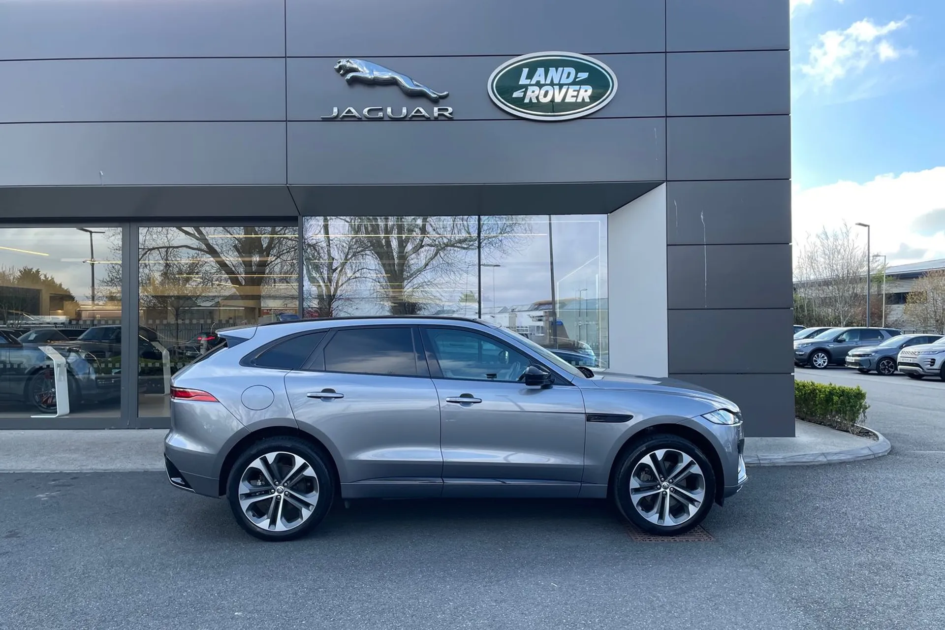 Jaguar F-PACE thumbnail image number 2