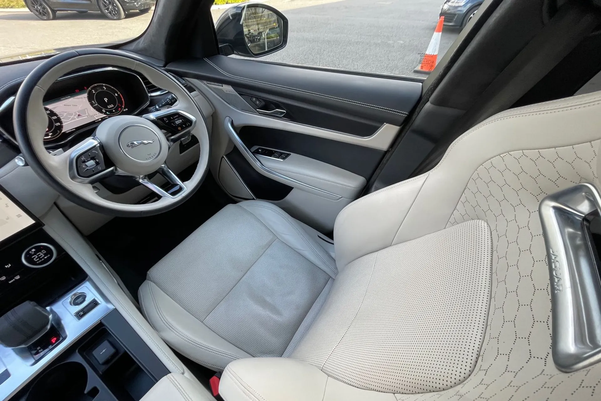 Jaguar F-PACE thumbnail image number 14