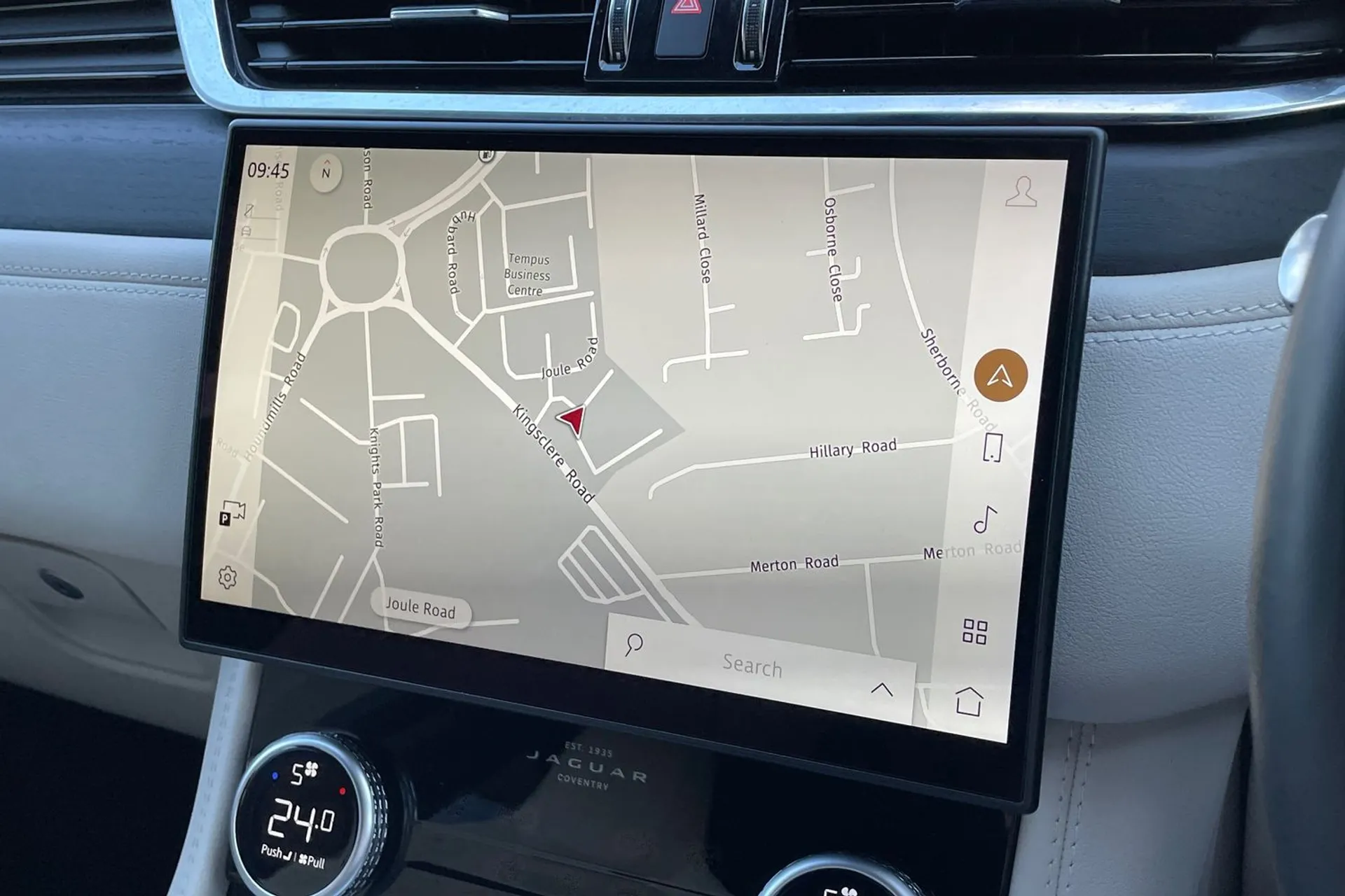 Jaguar F-PACE thumbnail image number 30