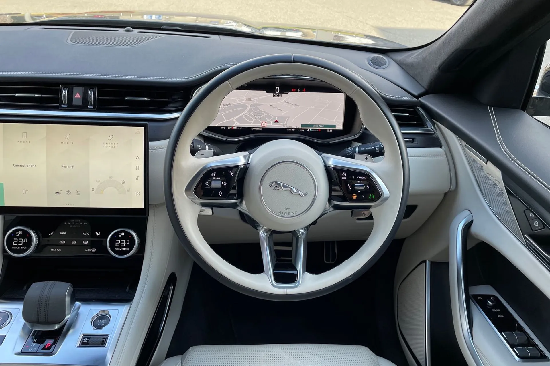 Jaguar F-PACE thumbnail image number 12