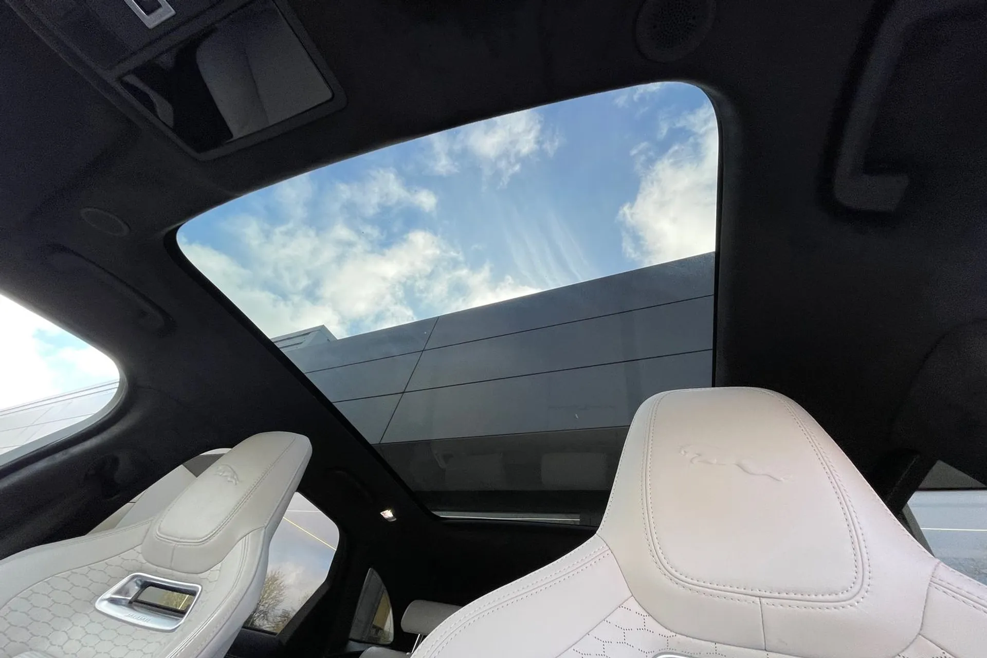 Jaguar F-PACE thumbnail image number 5