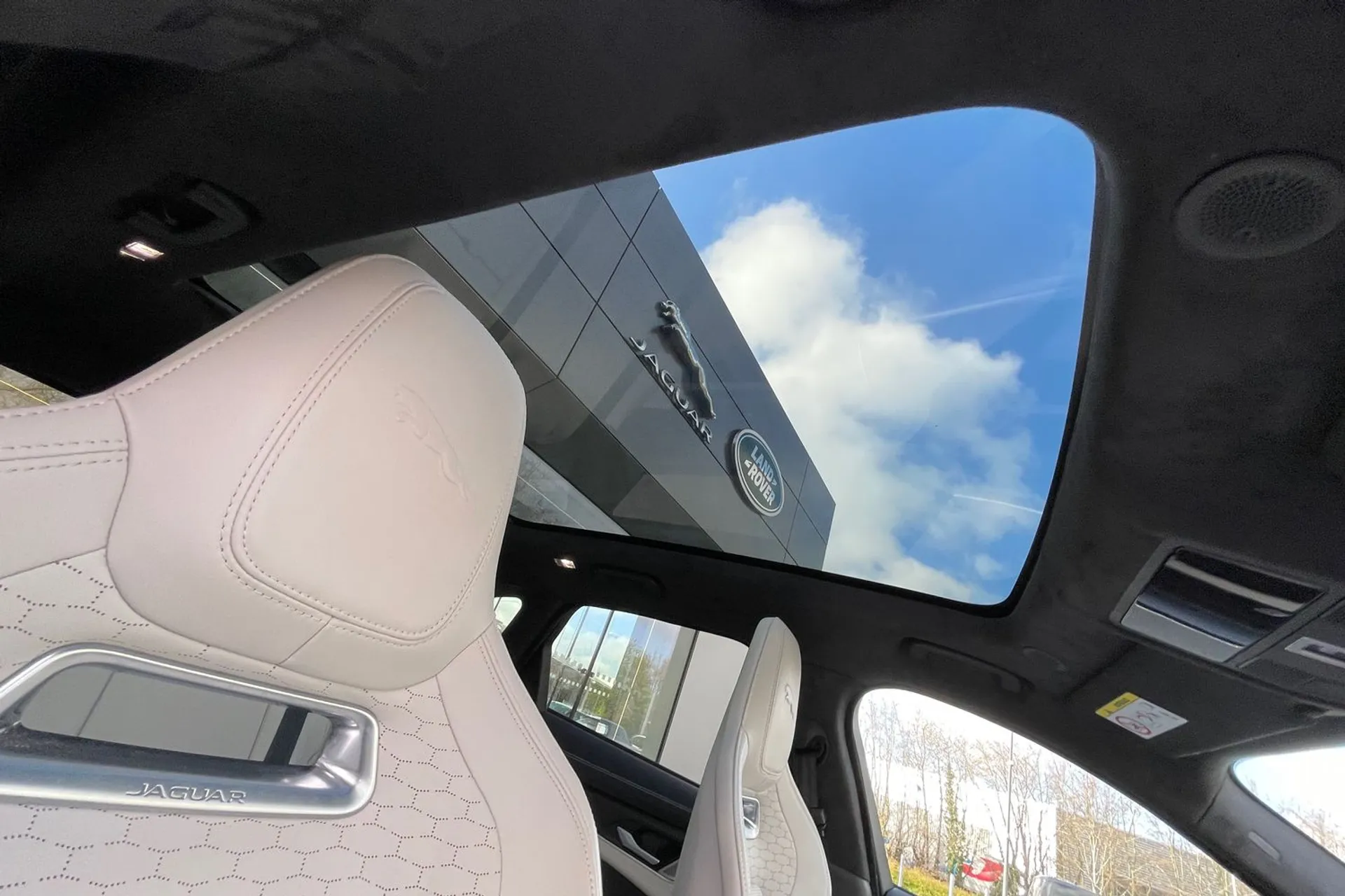 Jaguar F-PACE thumbnail image number 36