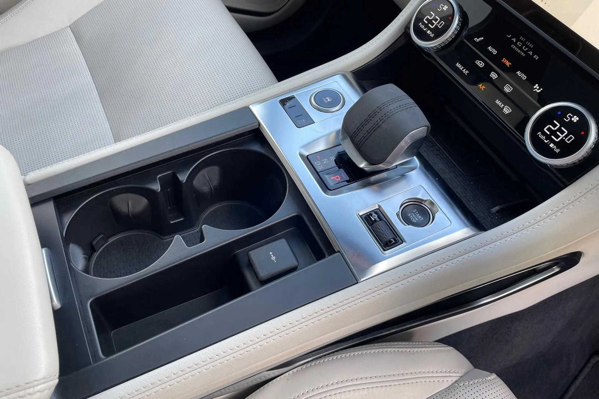 Jaguar F-PACE thumbnail image number 19