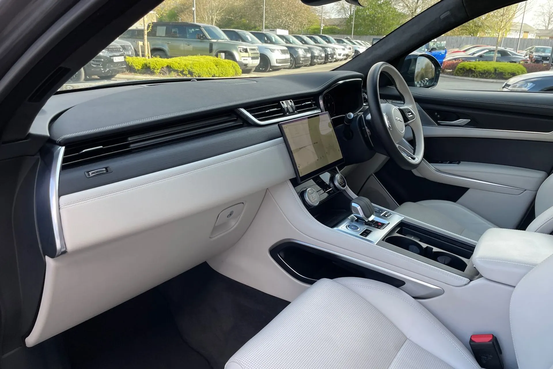 Jaguar F-PACE thumbnail image number 52