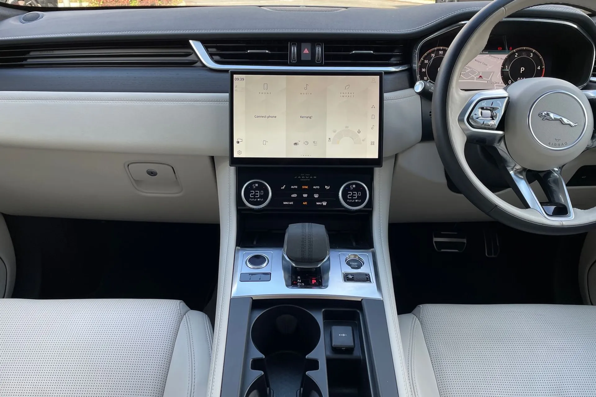 Jaguar F-PACE thumbnail image number 15