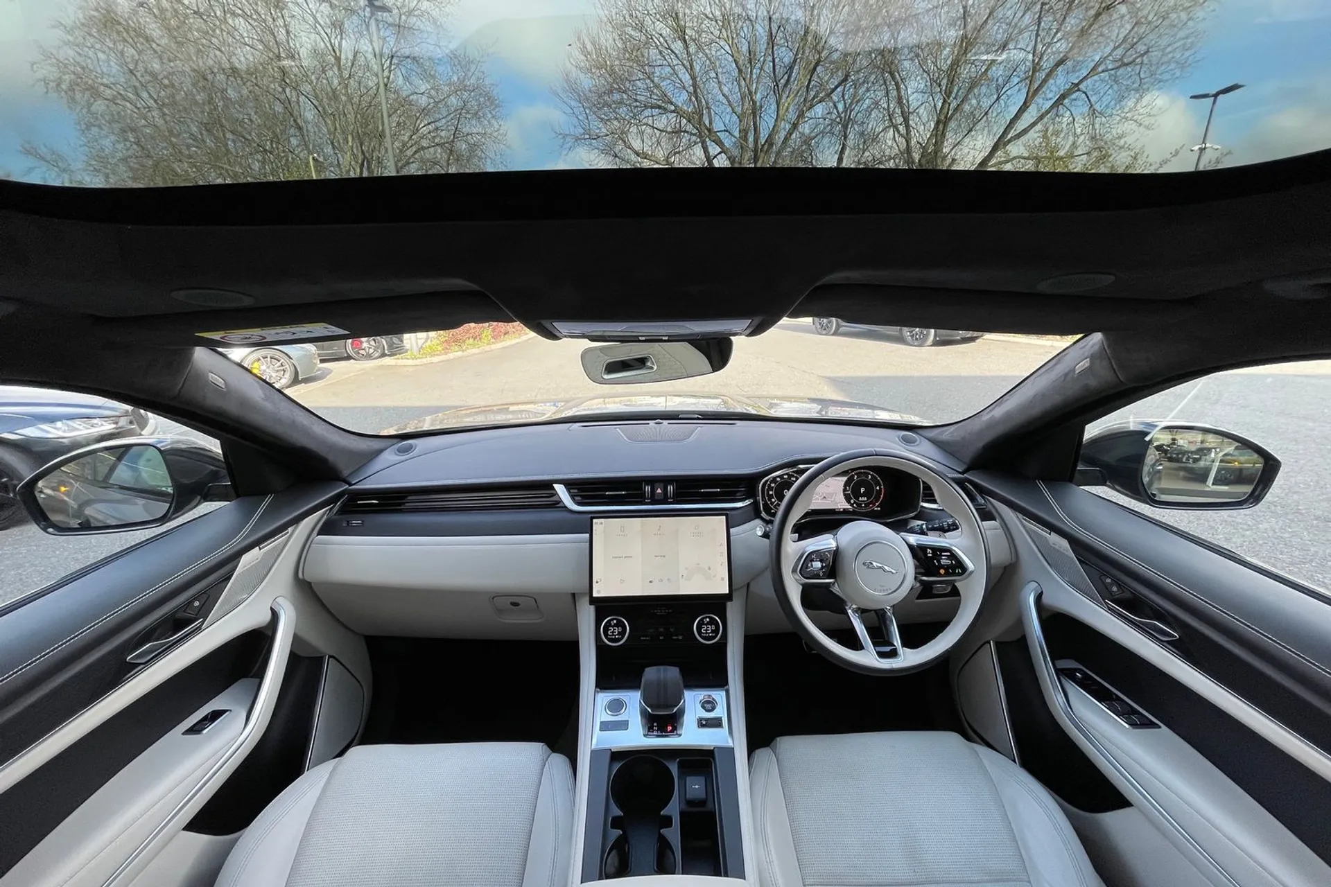 Jaguar F-PACE thumbnail image number 3