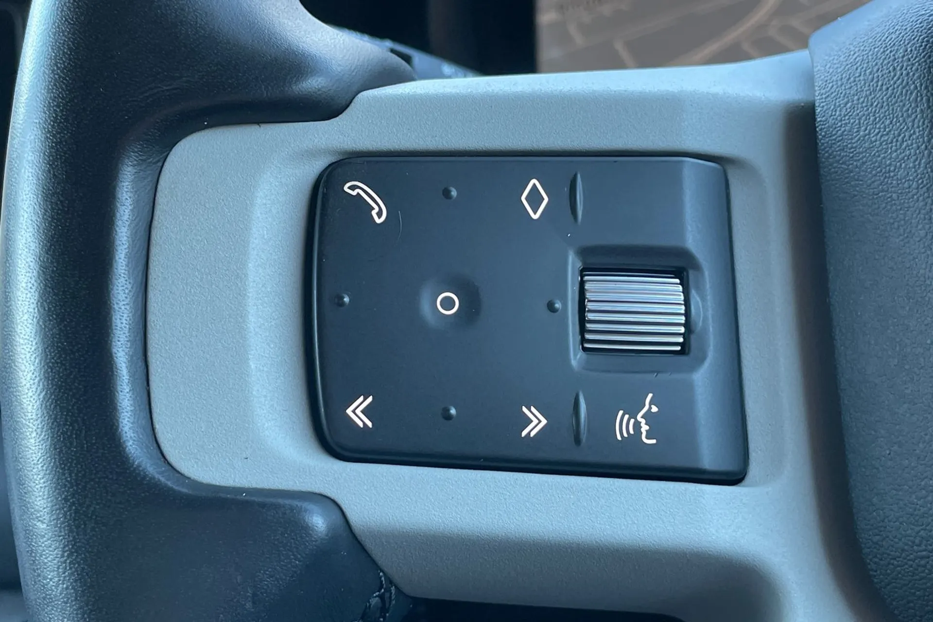 LAND ROVER DEFENDER thumbnail image number 26