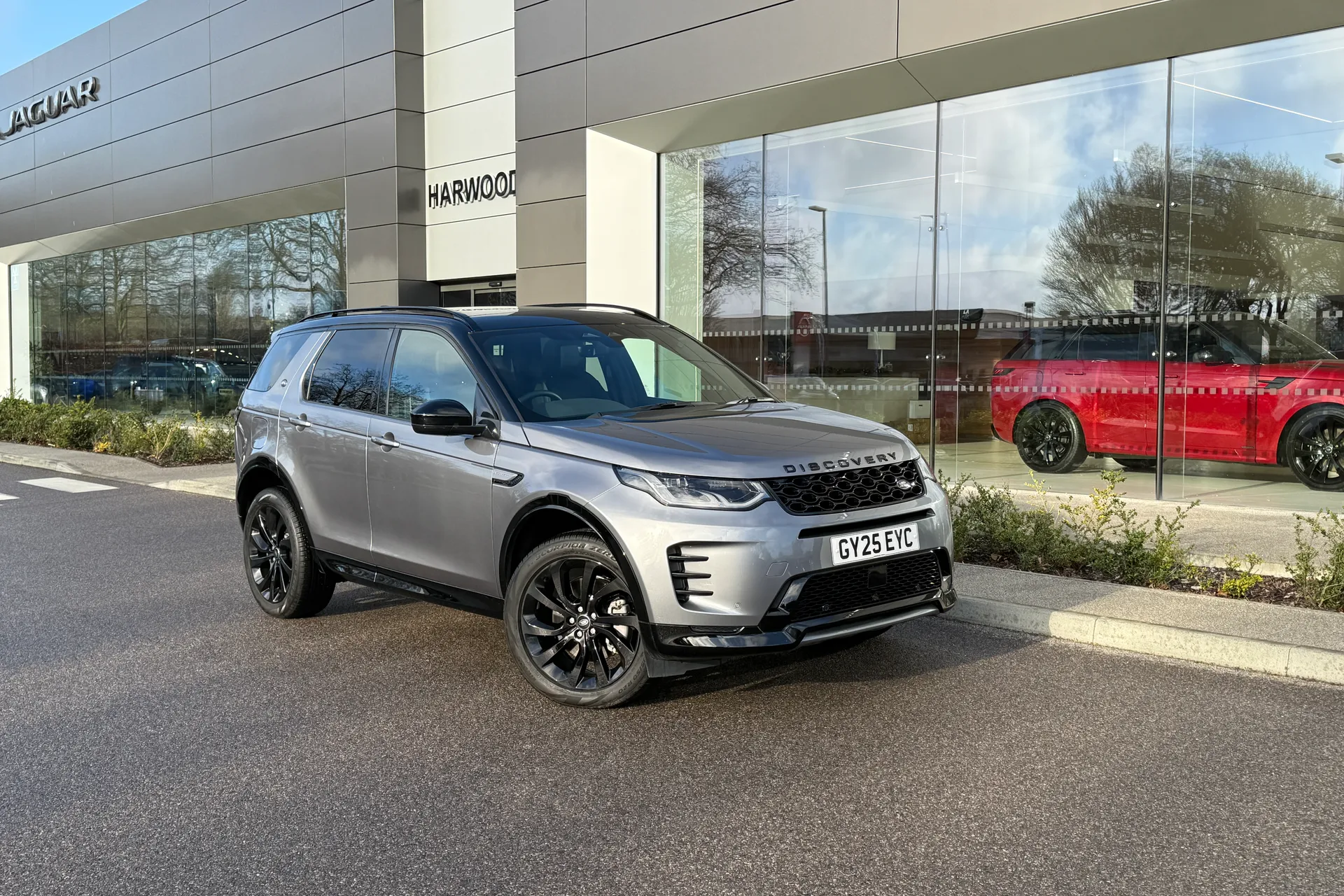 LAND ROVER DISCOVERY SPORT focused image