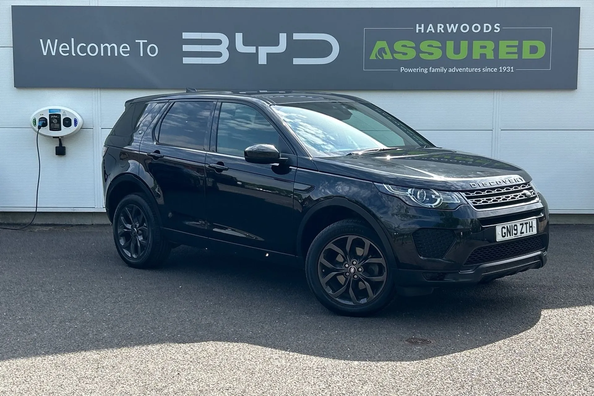 LAND ROVER DISCOVERY SPORT focused image