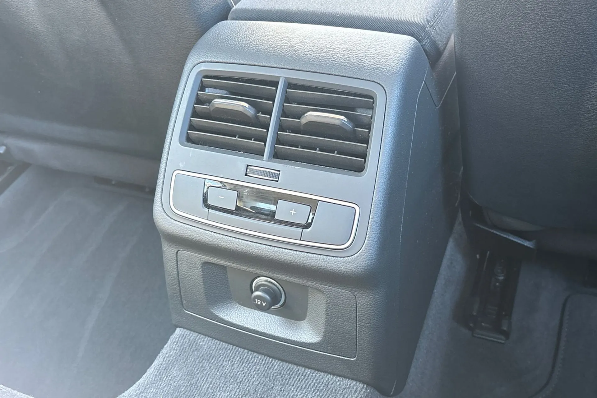 Audi A4 thumbnail image number 45