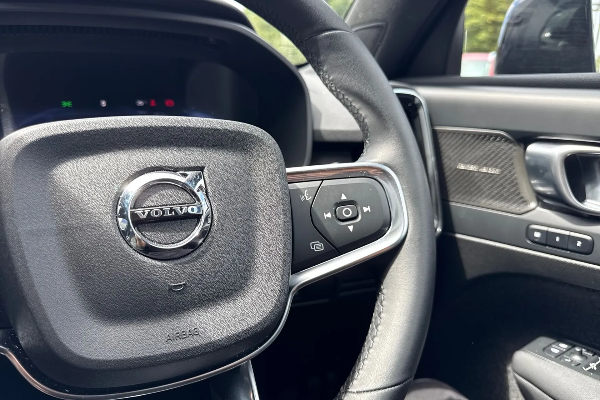 Volvo EX40 thumbnail image number 36