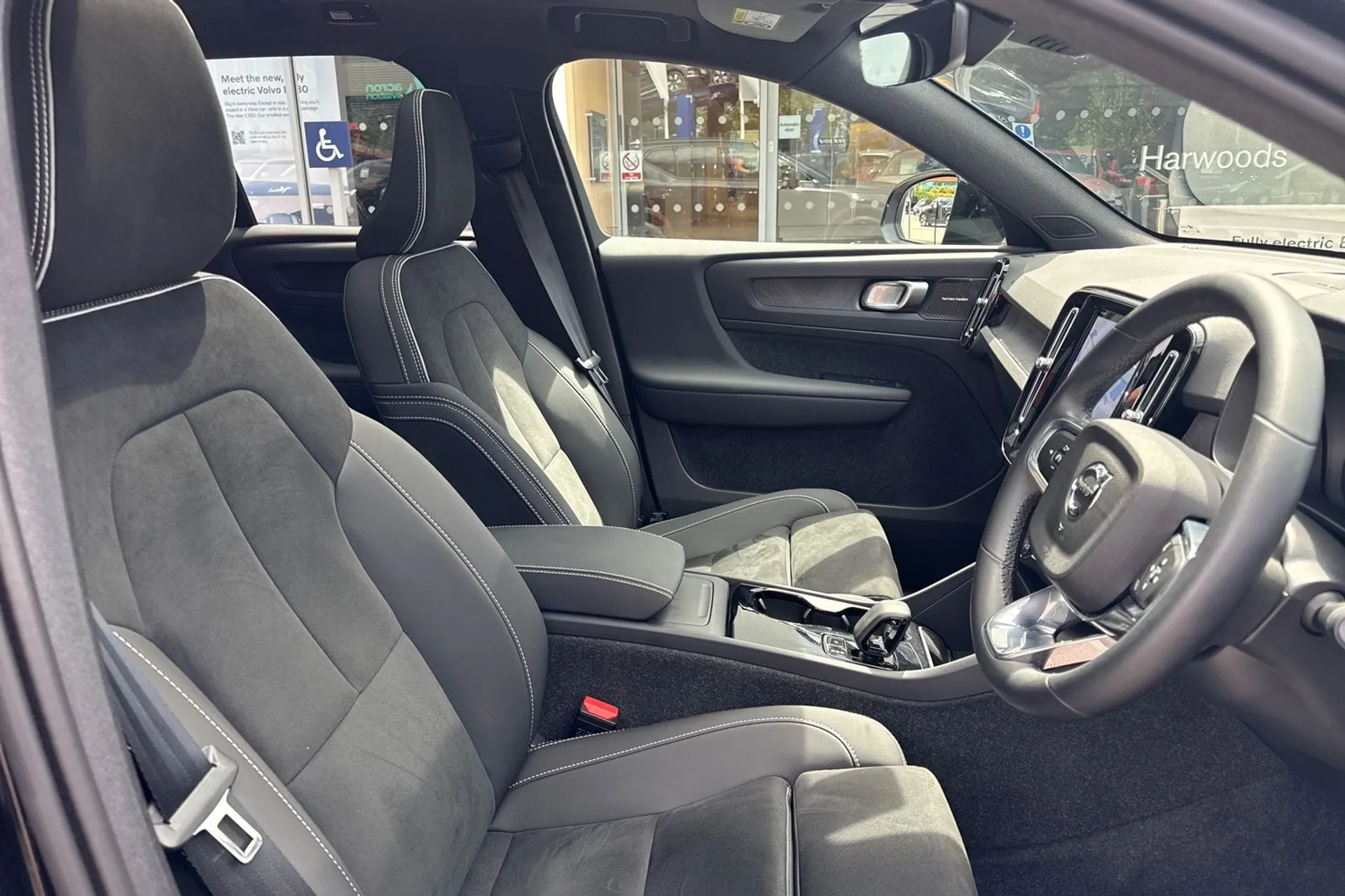 Volvo EX40 thumbnail image number 25
