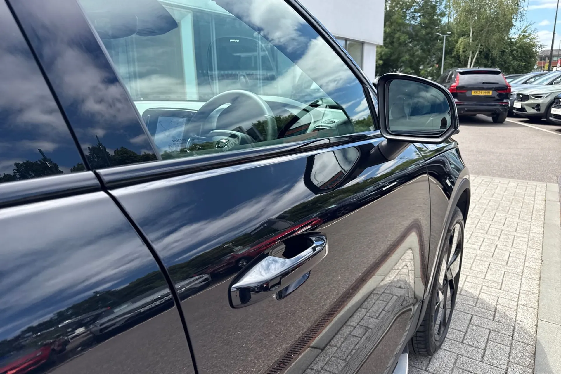 Volvo EX40 thumbnail image number 16