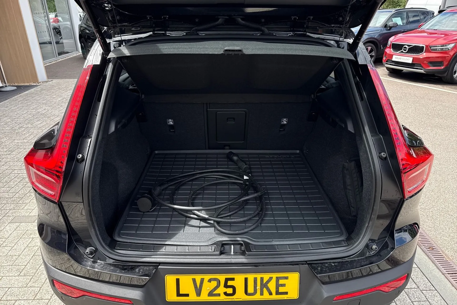 Volvo EX40 thumbnail image number 19