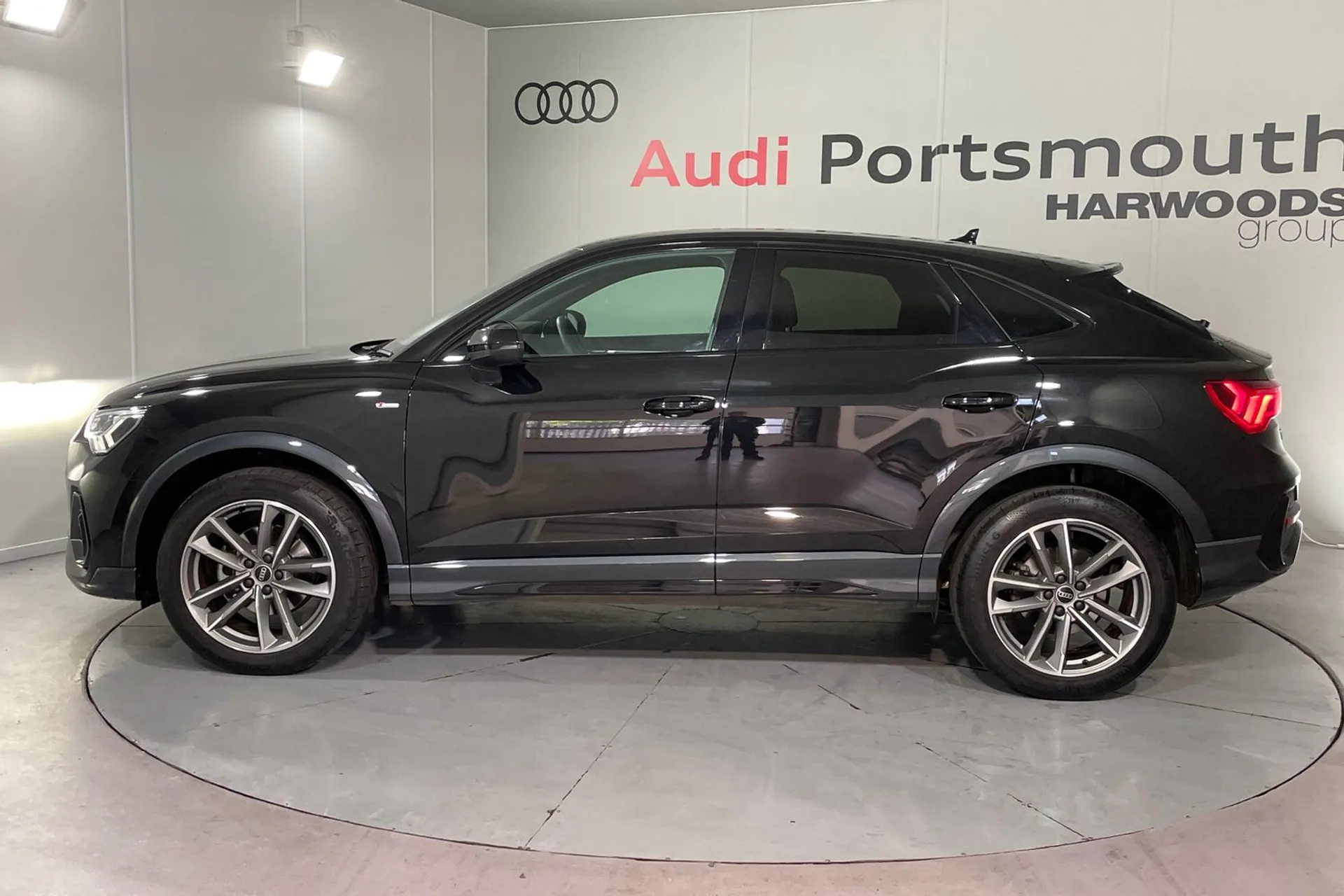 Audi Q3 thumbnail image number 11
