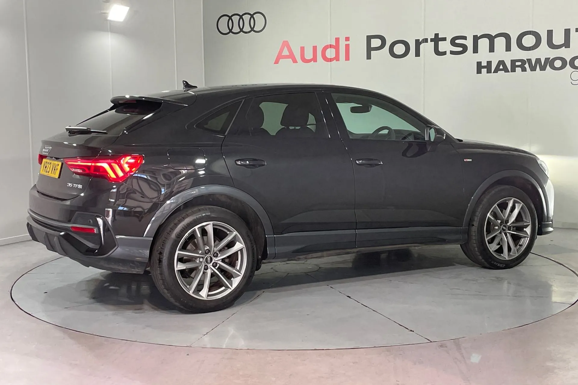 Audi Q3 thumbnail image number 10