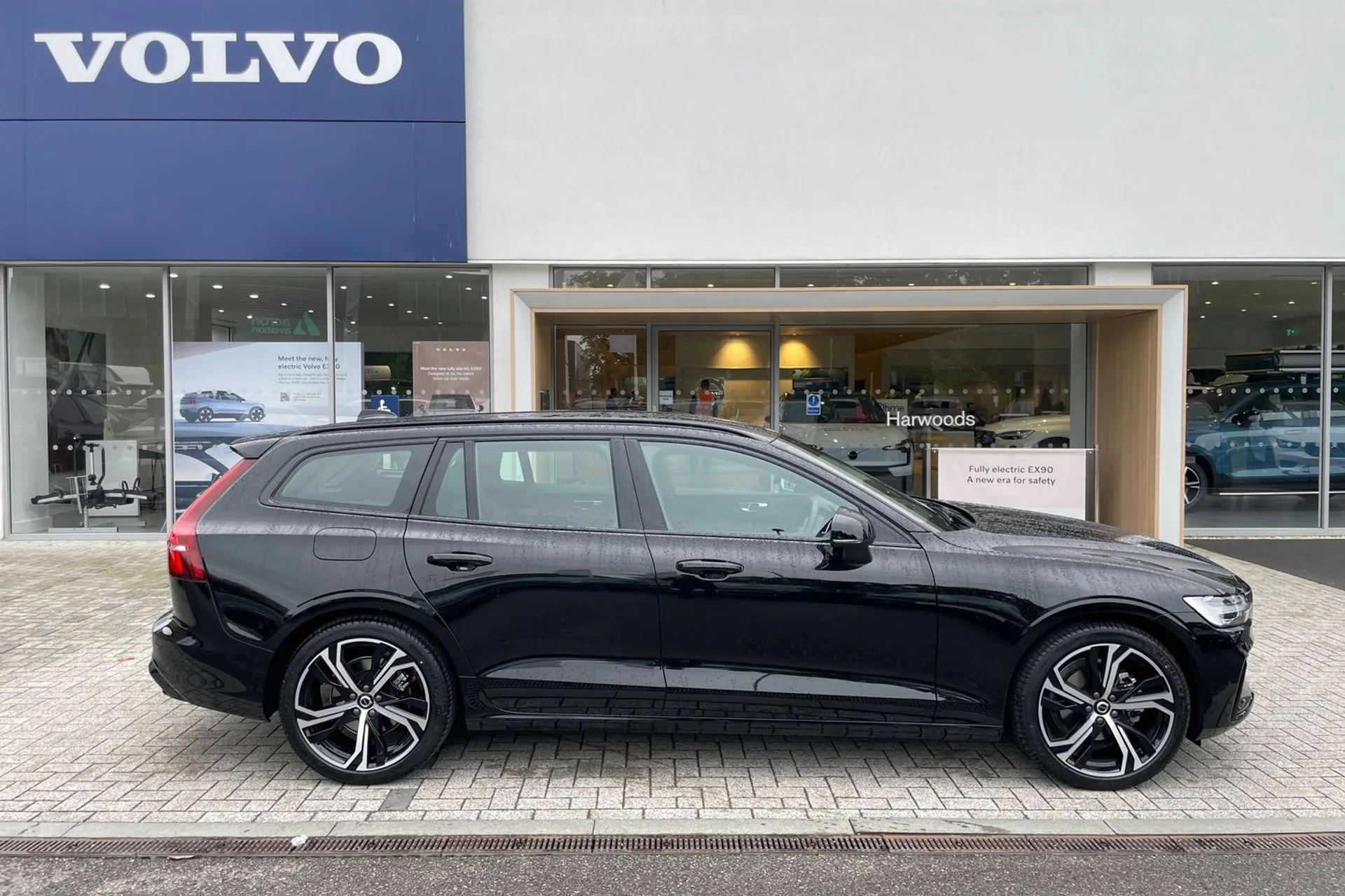 Volvo V60 thumbnail image number 2