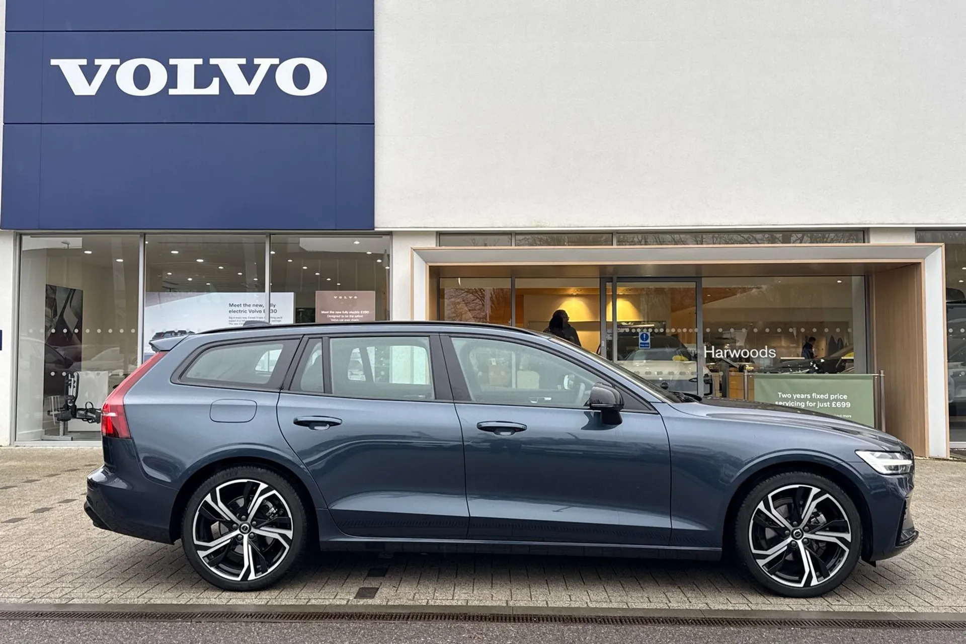 Volvo V60 thumbnail image number 2