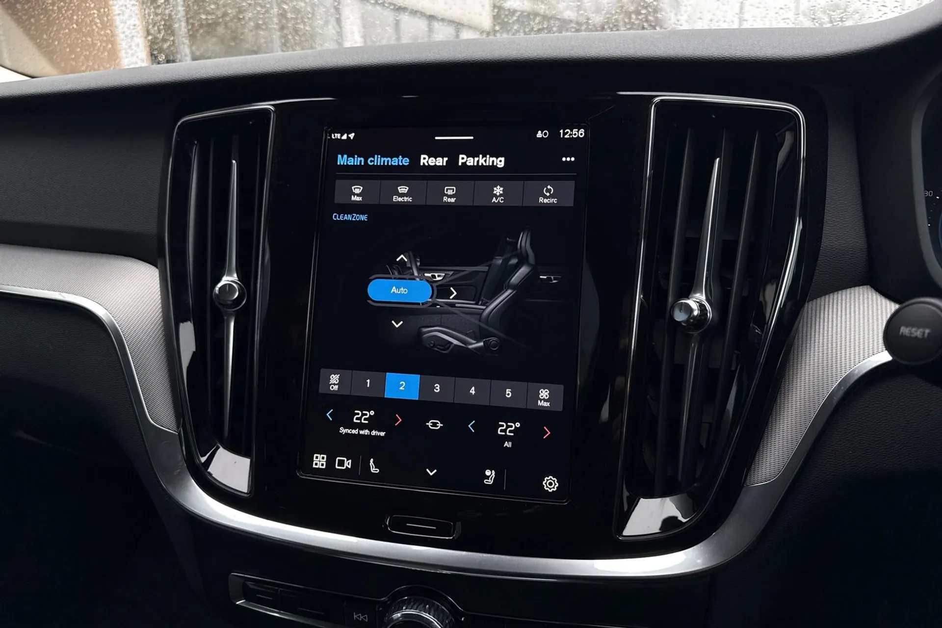 Volvo V60 thumbnail image number 38