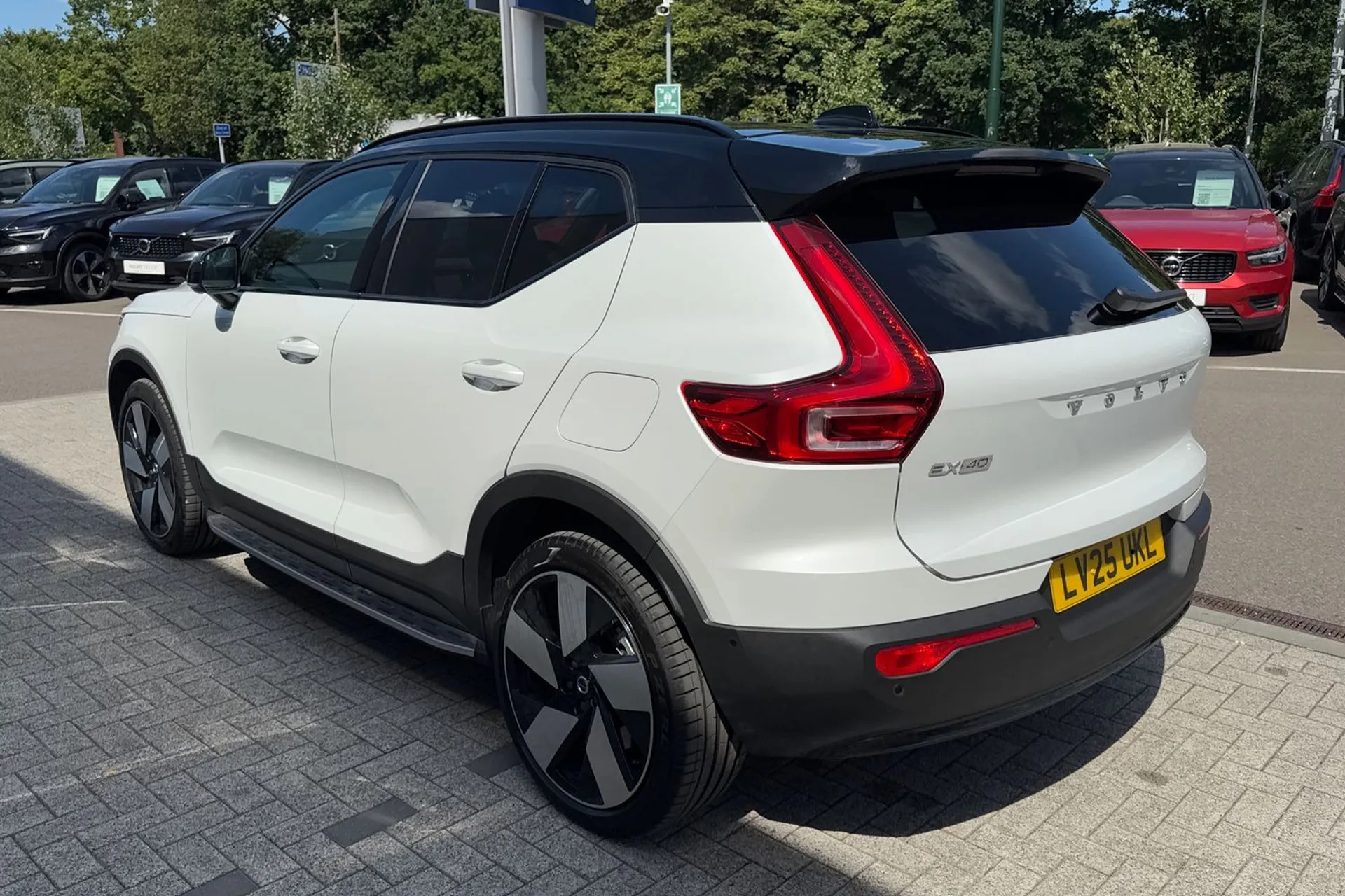 Volvo EX40 thumbnail image number 9